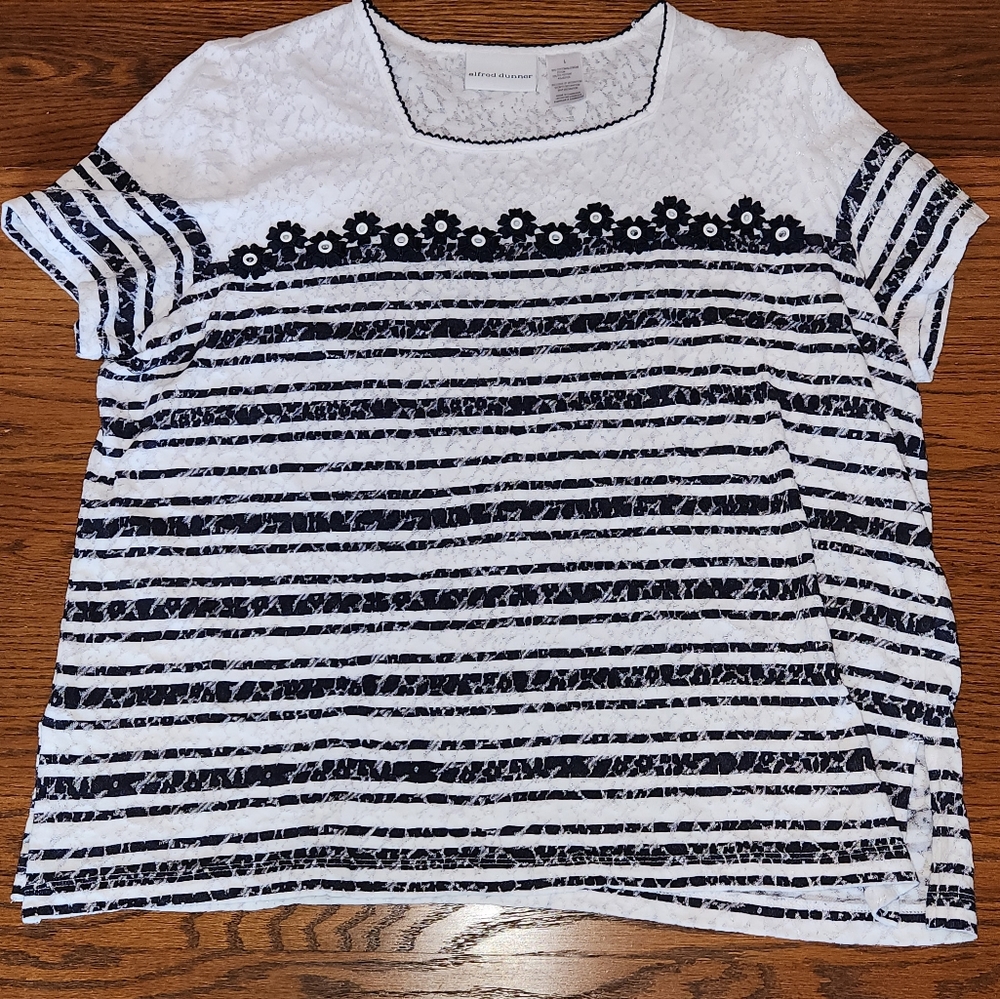 Women's SZ Large Alfred Dunner White With Navy Blue Flowers Short Sleeve Blouse